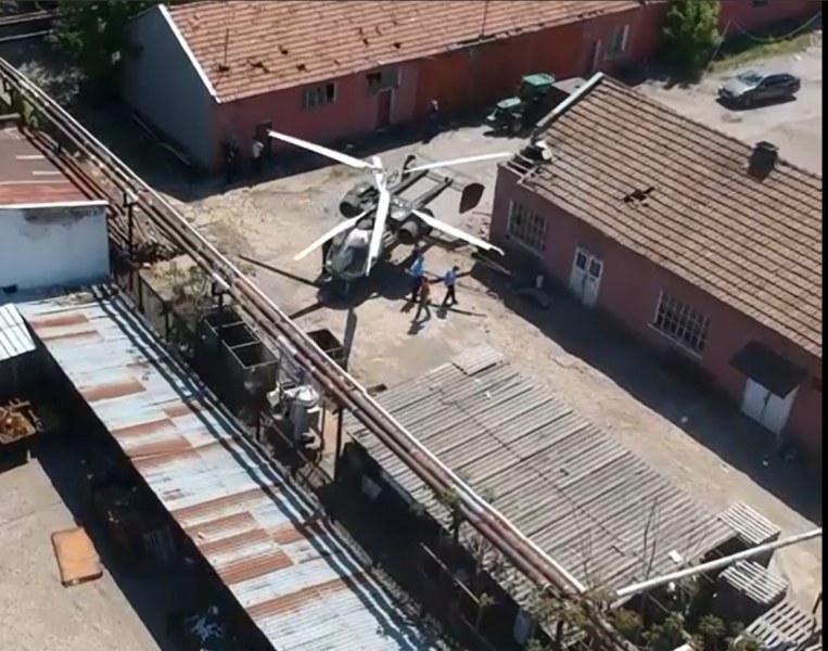 Хеликоптер се разби върху сграда в Свищов ВИДЕО