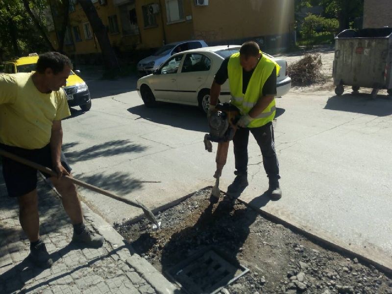 Запълниха дупките на няколко улици в Кършияка, ремонтът продължава