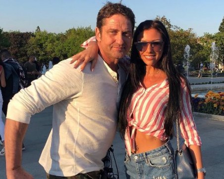 Адреналинката Лили се щракна в прегръдките на звездата Джерард Бътлър