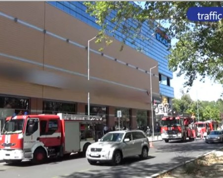 Евакуират Мол Марково тепе, пожарникари нахлуват в търговския център