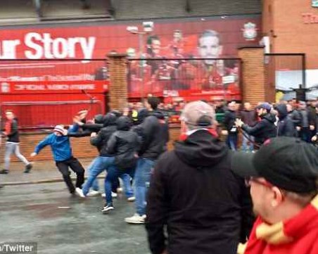 Фен на Ливърпул в критично състояние, има арестувани в опит за убийство ВИДЕО