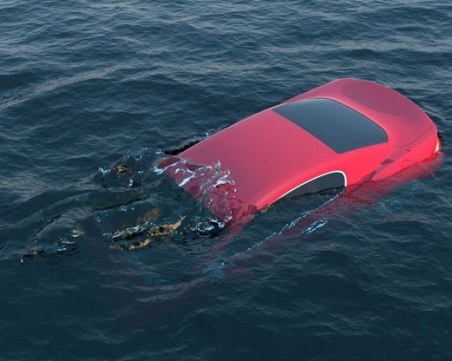 Как да се измъкнем от потъваща кола?