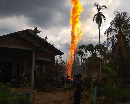 Пожар избухна в нефтен кладенец! Най-малко 10 души са загинали