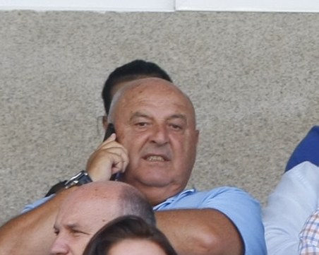 Цяла вечер телефонен тормоз за Венци Стефанов и съдиите