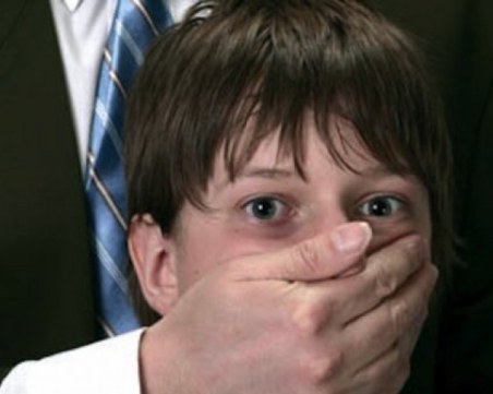 Затвор за треньор по ски, опипвал един от учениците си между краката