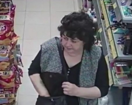 Жена с бързи пръсти лъже продавачи наред, прибира два пъти ресто ВИДЕО