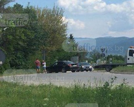 Зрелищна катастрофа! БМВ прелетя кръговото на Кукленско, приземи се в храстите СНИМКИ