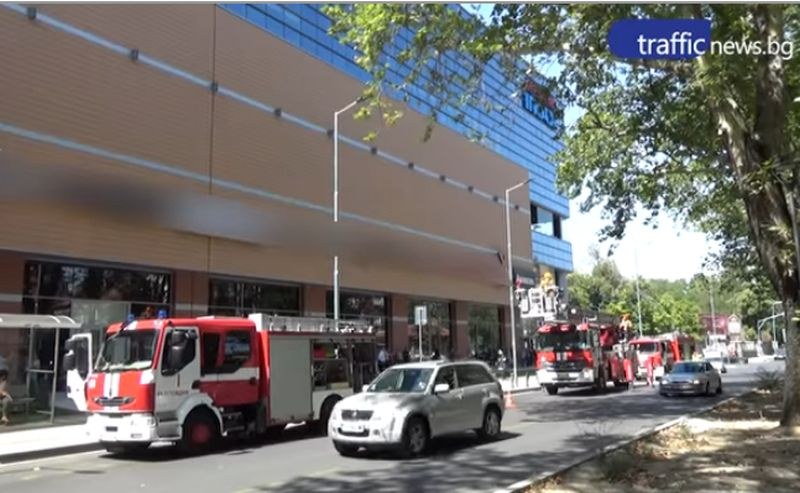 Евакуират Мол Марково тепе, пожарникари нахлуват в търговския център