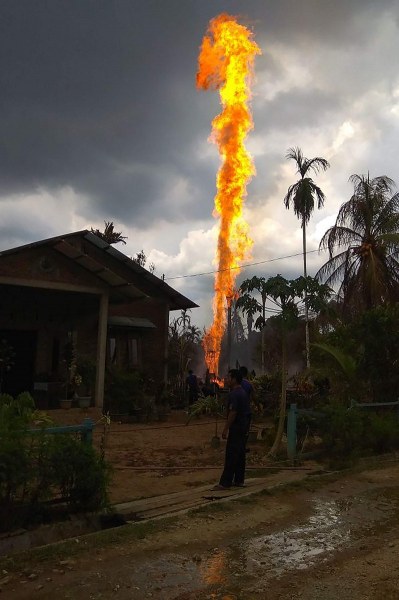 Пожар избухна в нефтен кладенец! Най-малко 10 души са загинали