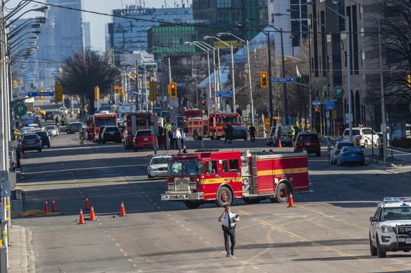 Шофьорът, врязал се в пешеходци в Торонто, получи 10 обвинения за убийство