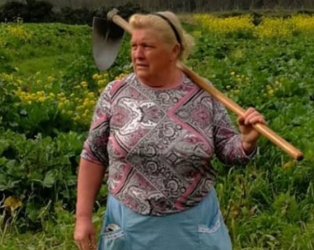 Двойникът на Доналд Тръмп - баба с мотика СНИМКА