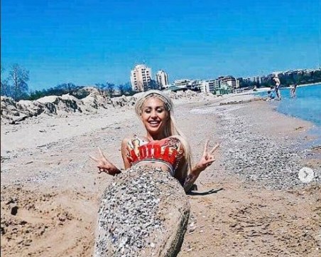 Джулиана Гани стана русалка, откри морския сезон в Несебър СНИМКИ