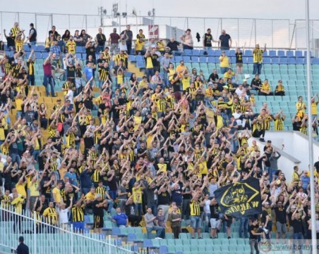 Феновете на Ботев с писмо до Боби Михайлов