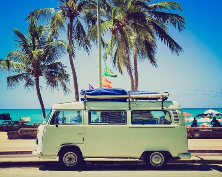 Как да пътуваме по целия свят почти без пари?