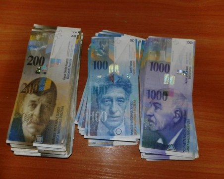 Митничари задържаха контрабандна валута за над 200 бона на Капитан Андреево