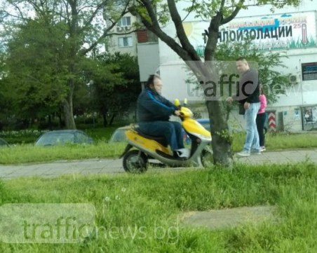 Баничар яхна мотор и пришпори по пешеходните площи в Пловдив СНИМКИ