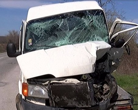 Тежка катастрофа затвори пътя от столицата към Варна, двама са в болница