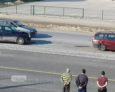 Три коли се нанизаха на пътя Пловдив – Асеновград СНИМКИ