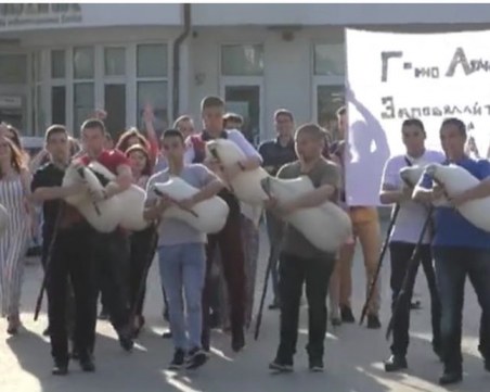 Ученици поканиха класната си на абитуриентски бал с... гайди ВИДЕО