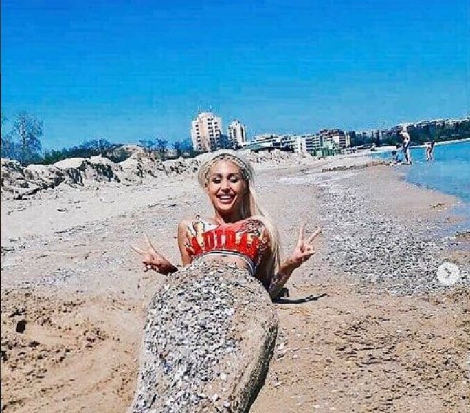 Джулиана Гани стана русалка, откри морския сезон в Несебър СНИМКИ