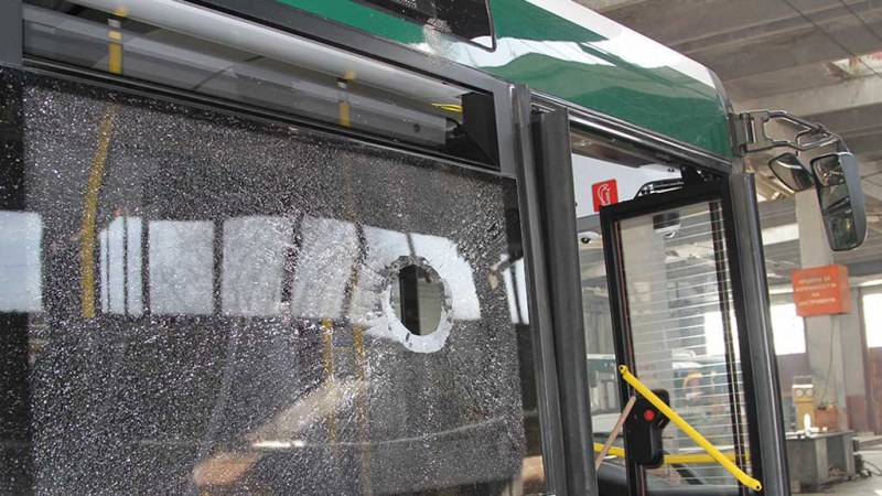 Футболни фенове изпотрошиха автобус на градския транспорт след дербито