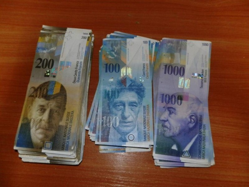 Митничари задържаха контрабандна валута за над 200 бона на Капитан Андреево