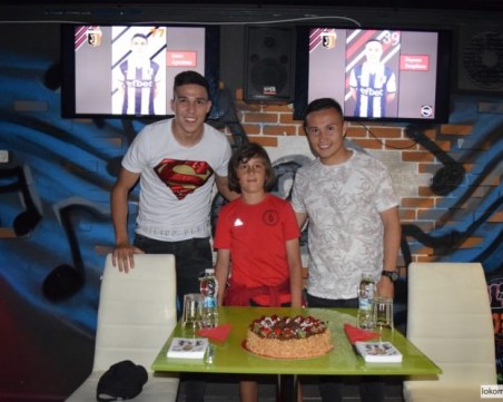 Млад фен на Локо подари торта на Аралица и Умарбаев