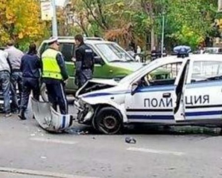 Патрулка се заби в лъскаво ауди