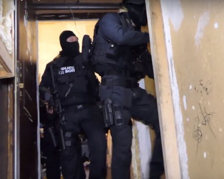 Разбиха престъпна групировка от каналджии! Арестувани са 12 души ВИДЕО