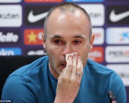 Сълзите на една легенда: Иниеста си тръгва от Барса