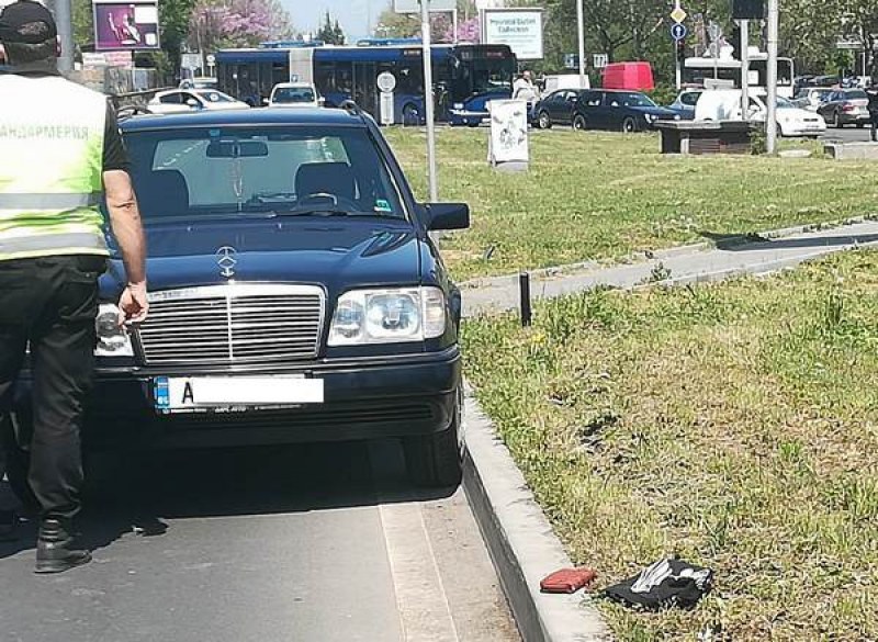 Пешеходка е с опасност за живота след удар от кола на зебра в Бургас СНИМКИ
