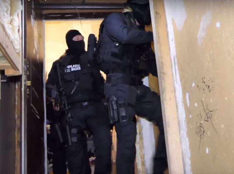 Разбиха престъпна групировка от каналджии! Арестувани са 12 души ВИДЕО