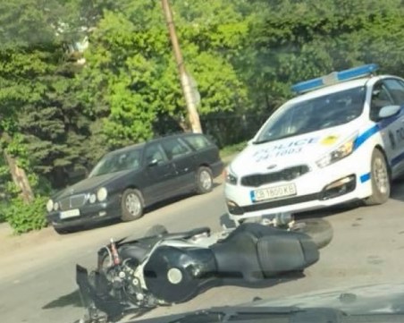 Ауди помете моторист и избяга, водачът се издирва СНИМКИ