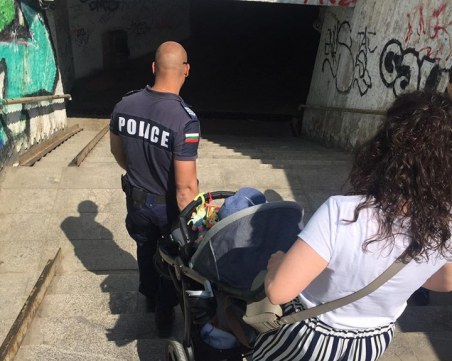 Истината зад снимката с помагащия полицай се оказа не толкова трогателна
