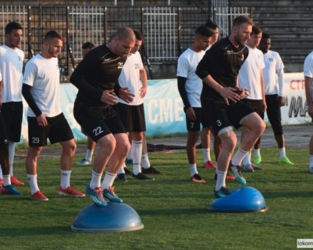 Локо с куп контузени и наказани, двама юноши в групата