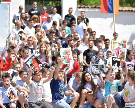 Локо закупи нова методика за малките, зарадва деца в училище СНИМКИ