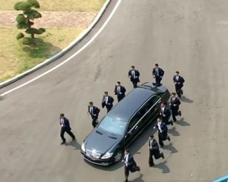 Охраната на Ким Чен-ун предизвика сензация в мрежата ВИДЕО