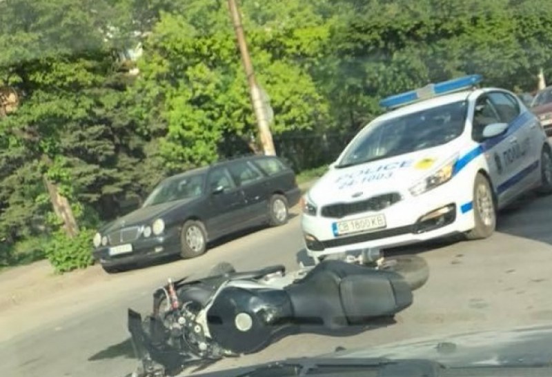 Ауди помете моторист и избяга, водачът се издирва СНИМКИ