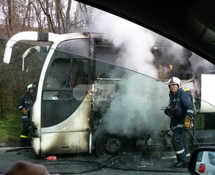 Автобус с работници пламна край Пазарджик, по чудо няма пострадали