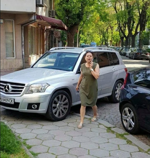 “Образцово“! Така се паркира мерцедес в Пловдив СНИМКА