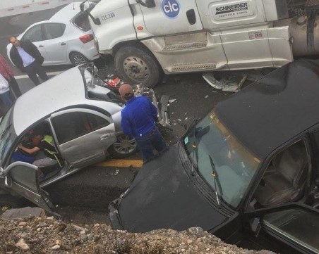 50 коли  се нанизаха в грандиозна верижна катастрофа в Мексико ВИДЕО