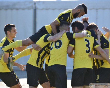 Феновете на Ботев хвърлят карамфили днес, погребват БФС