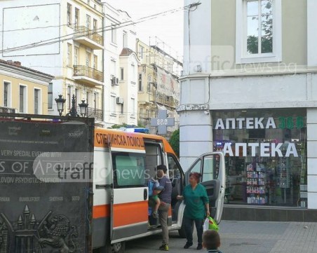 Дете пострада на Главната в Пловдив, викнаха линейка СНИМКИ