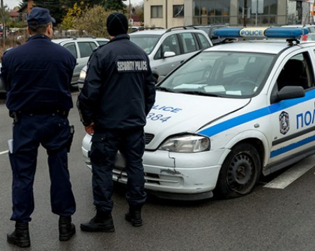 Лек автомобил удари патрулка, двама полицаи в болница