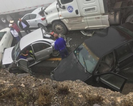 Над 50 автомобила се натресоха във верижна катастрофа