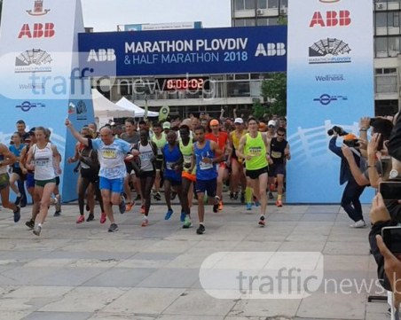 Състезател подкара детска количка на маратон Пловдив СНИМКИ