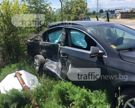 Зверски удар между тир и кола в Пловдивско, двама младежи берат душа СНИМКИ