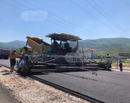 Офанзива на пътя Пловдив – Асеновград, вижте докъде е ремонтът СНИМКИ