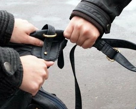 Руса ромка нападна и ограби млад пловдивчанин в центъра
