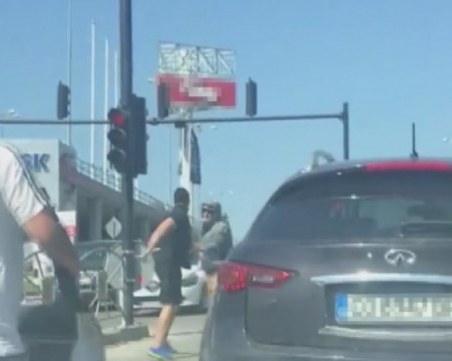 Шофьорът на джипа и британецът, спретнали си бой на кръстовище, си стиснаха ръцете СНИМКИ